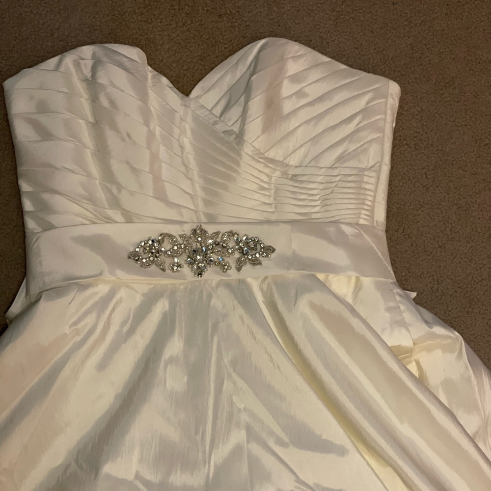 Wedding Gown. Light ivory, taffeta, a-line, has pockets!